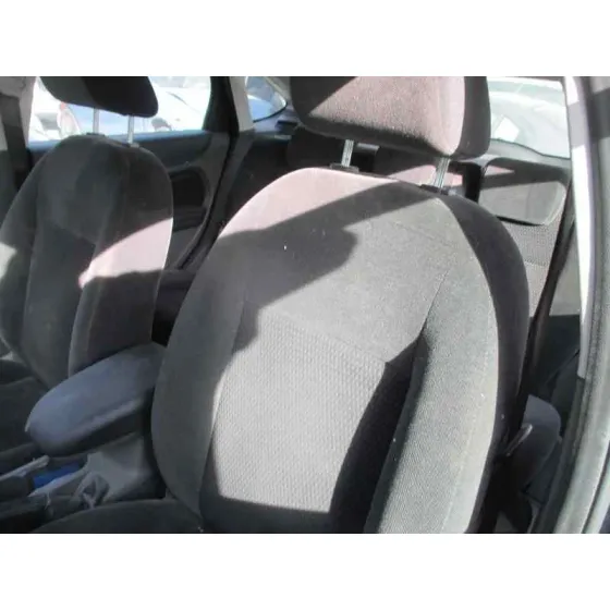 FORD FOCUS BERLINA (CAP) '2006 AMBIENTE (D) NEGRO