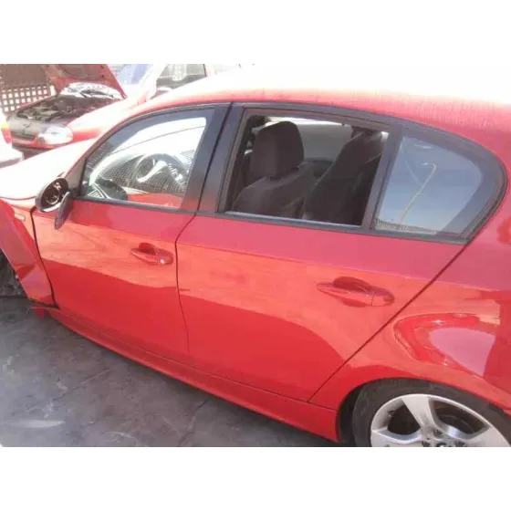 BMW SERIE 1 BERLINA (E81/E87) '2006 2.0 16V DIESEL CAT ROJO