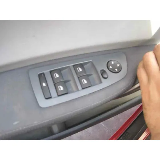 BMW SERIE 1 BERLINA (E81/E87) '2006 2.0 16V DIESEL CAT ROJO