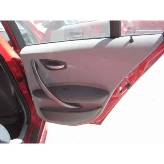 BMW SERIE 1 BERLINA (E81/E87) '2006 2.0 16V DIESEL CAT ROJO