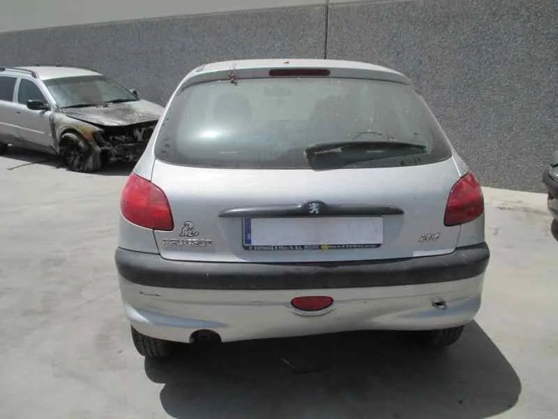 PEUGEOT 206 BERLINA PEUGEOT 206 BERLINA '2002 XR GRIS PLATA 1998