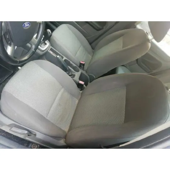 FORD FOCUS BERLINA (CAP) '2006 1.6 TDCI CAT GRIS Y AZUL