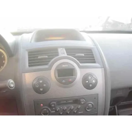 RENAULT MEGANE II CLASSIC BERLINA '2003 CONFORT AUTHENTIQUE PLATA