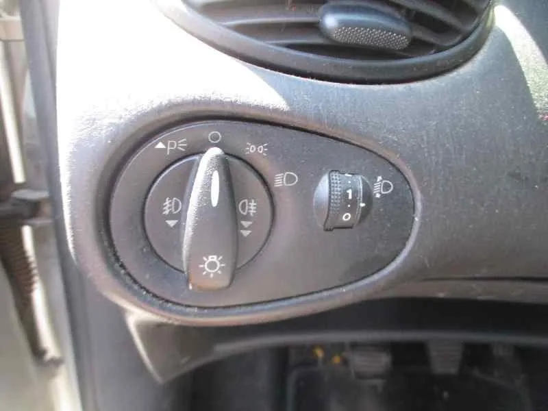 FORD FOCUS BERLINA (CAK) '2004 AMBIENTE GRIS