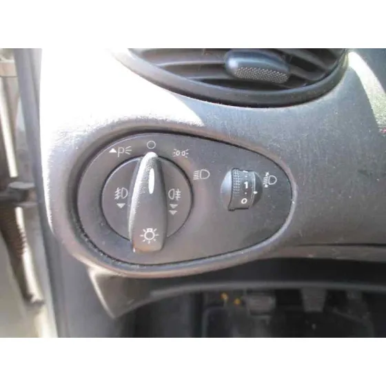 FORD FOCUS BERLINA (CAK) '2004 AMBIENTE GRIS