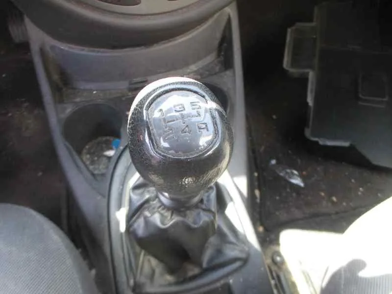 FORD FOCUS BERLINA (CAK) '2004 AMBIENTE GRIS