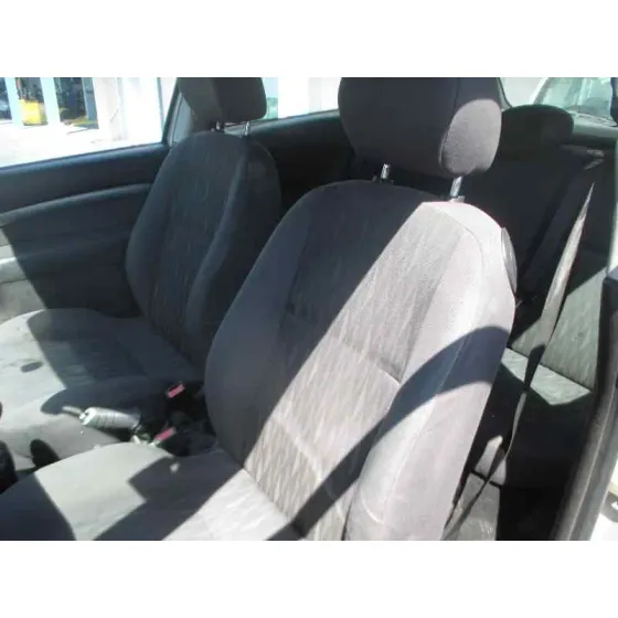 FORD FOCUS BERLINA (CAK) '2004 AMBIENTE GRIS