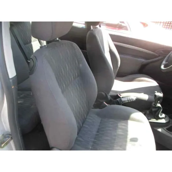 FORD FOCUS BERLINA (CAK) '2004 AMBIENTE GRIS