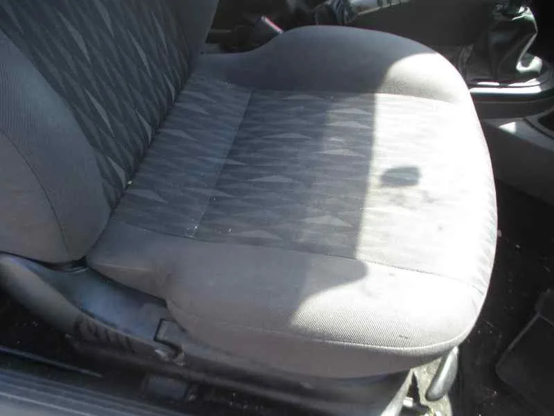 FORD FOCUS BERLINA (CAK) '2004 AMBIENTE GRIS