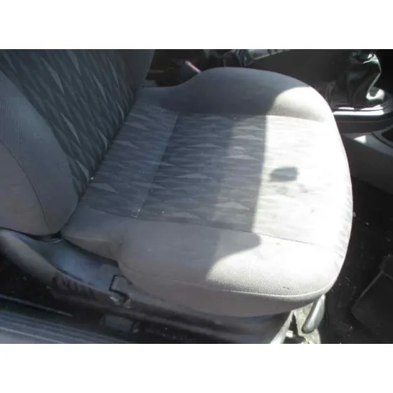 FORD FOCUS BERLINA (CAK) '2004 AMBIENTE GRIS