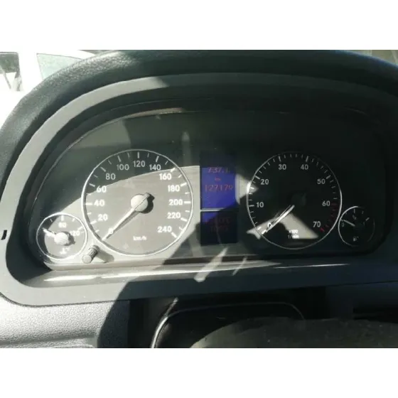 MERCEDES CLASE A (W169) '2010 A 160 BE RED & BLACK (169.331) GRIS