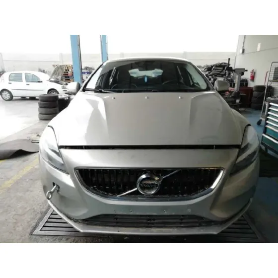 VOLVO V40 '2017 KINETIC CHAMPANG CLARO