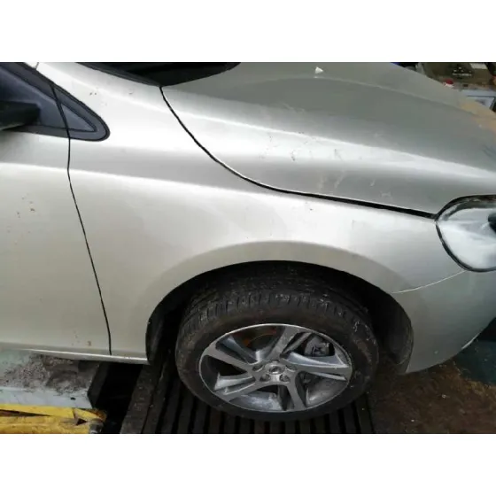 VOLVO V40 '2017 KINETIC CHAMPANG CLARO