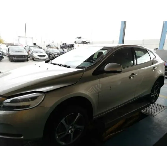VOLVO V40 '2017 KINETIC CHAMPANG CLARO