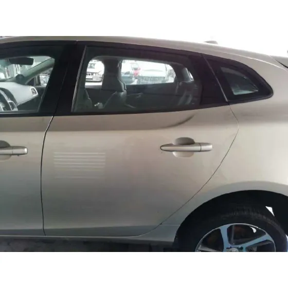 VOLVO V40 '2017 KINETIC CHAMPANG CLARO