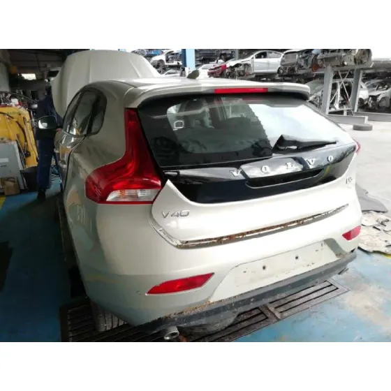 VOLVO V40 '2017 KINETIC CHAMPANG CLARO