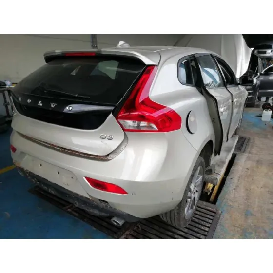 VOLVO V40 '2017 KINETIC CHAMPANG CLARO