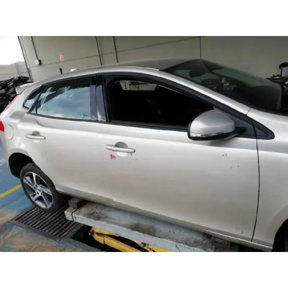 VOLVO V40 '2017 KINETIC CHAMPANG CLARO