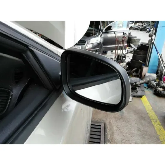 VOLVO V40 '2017 KINETIC CHAMPANG CLARO