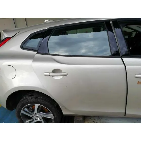 VOLVO V40 '2017 KINETIC CHAMPANG CLARO