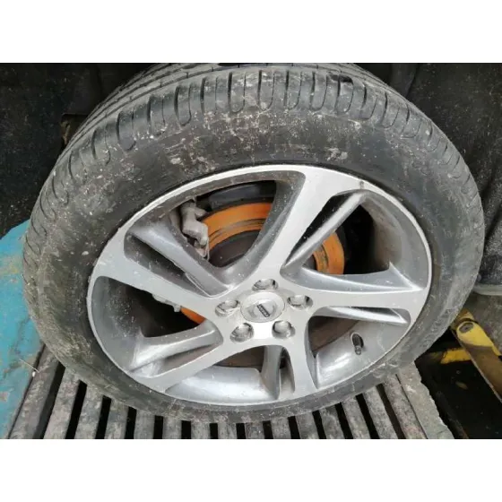 VOLVO V40 '2017 KINETIC CHAMPANG CLARO
