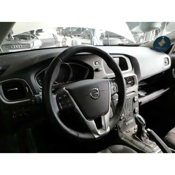 VOLVO V40 '2017 KINETIC CHAMPANG CLARO