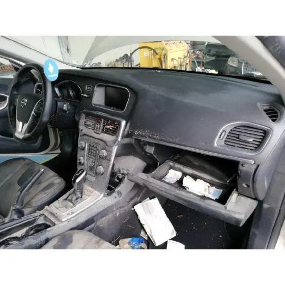 VOLVO V40 '2017 KINETIC CHAMPANG CLARO
