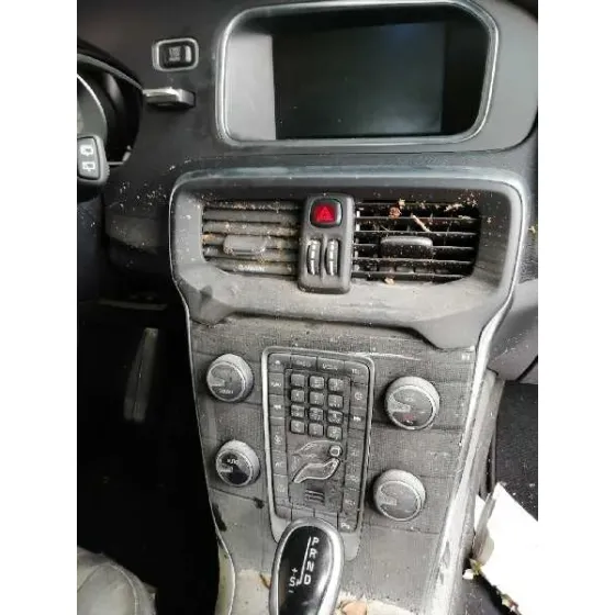 VOLVO V40 '2017 KINETIC CHAMPANG CLARO
