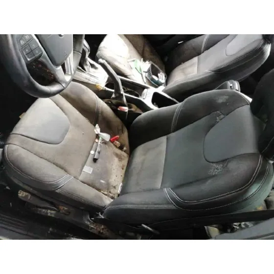 VOLVO V40 '2017 KINETIC CHAMPANG CLARO