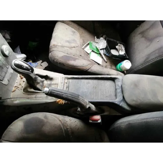 VOLVO V40 '2017 KINETIC CHAMPANG CLARO