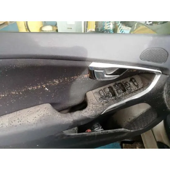 VOLVO V40 '2017 KINETIC CHAMPANG CLARO