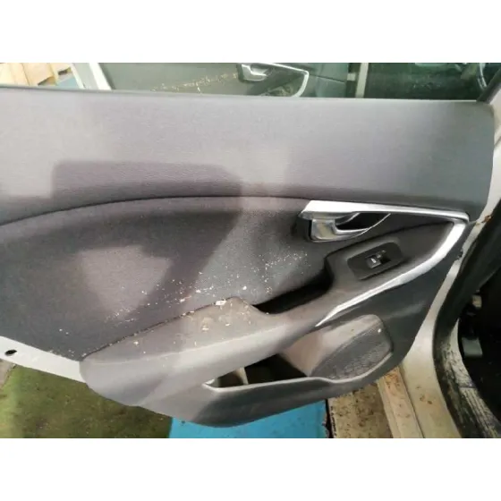 VOLVO V40 '2017 KINETIC CHAMPANG CLARO