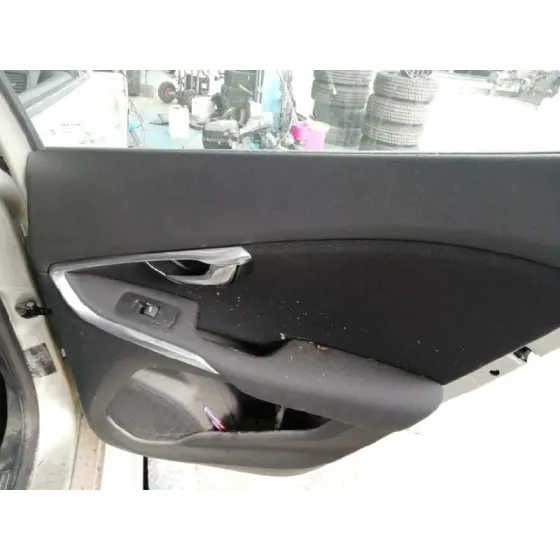 VOLVO V40 '2017 KINETIC CHAMPANG CLARO