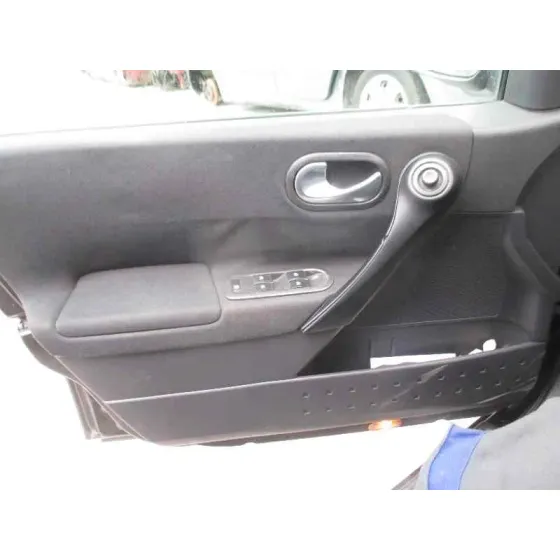 RENAULT MEGANE II CLASSIC BERLINA '2004 CONFORT AUTHENTIQUE NEGRO