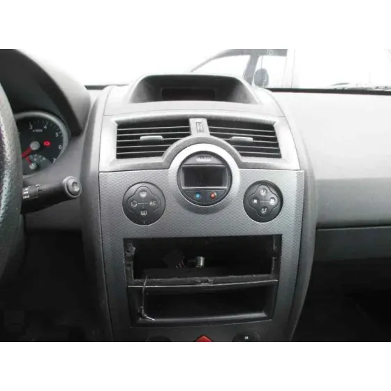RENAULT MEGANE II CLASSIC BERLINA '2004 CONFORT AUTHENTIQUE NEGRO