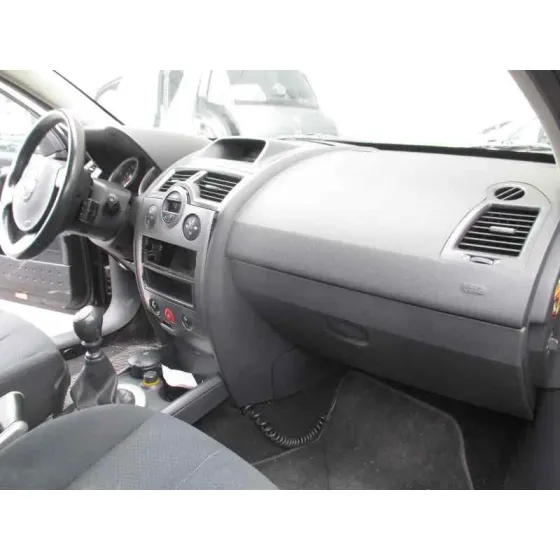 RENAULT MEGANE II CLASSIC BERLINA '2004 CONFORT AUTHENTIQUE NEGRO