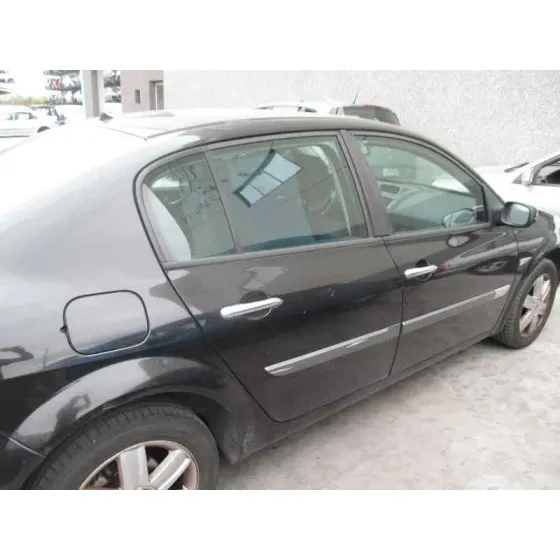 RENAULT MEGANE II CLASSIC BERLINA '2004 CONFORT AUTHENTIQUE NEGRO