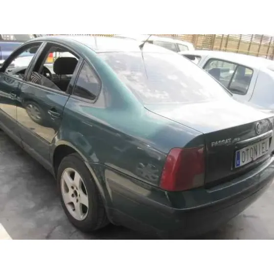 VOLKSWAGEN PASSAT BERLINA (3B2) '1998 BASICO VERDE
