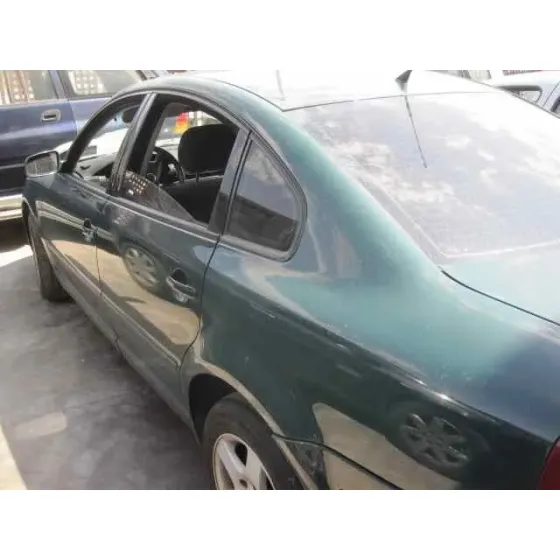 VOLKSWAGEN PASSAT BERLINA (3B2) '1998 BASICO VERDE