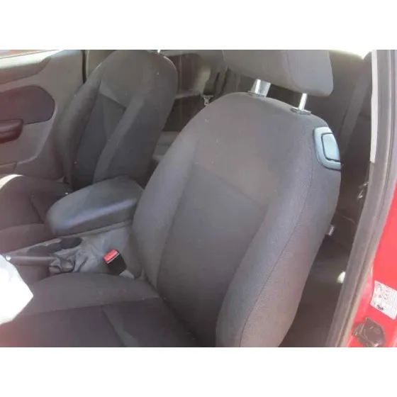 FORD FOCUS BERLINA (CAP) '2008 AMBIENTE (D) ROJO