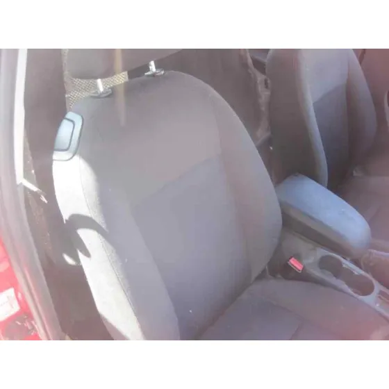 FORD FOCUS BERLINA (CAP) '2008 AMBIENTE (D) ROJO