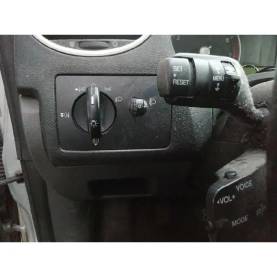 FORD FOCUS BERLINA (CAP) '2006 GHIA GRIS