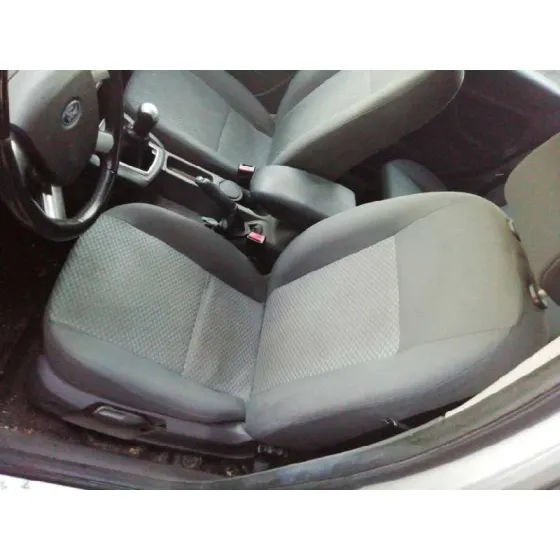FORD FOCUS BERLINA (CAP) '2006 GHIA GRIS