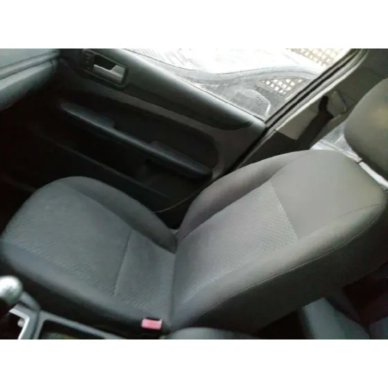 FORD FOCUS BERLINA (CAP) '2006 GHIA GRIS