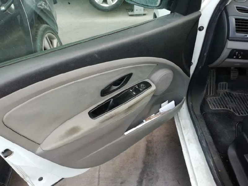 RENAULT MEGANE III BERLINA 5 P RENAULT MEGANE III BERLINA 5 P '2010 EMOTION BLANCO 2010