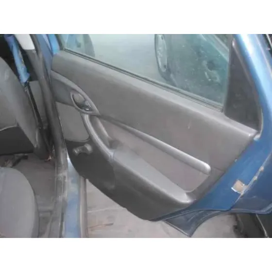 FORD FOCUS BERLINA (CAK) '2001 GHIA AZUL