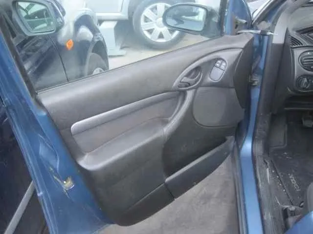 FORD FOCUS BERLINA (CAK) '2001 GHIA AZUL