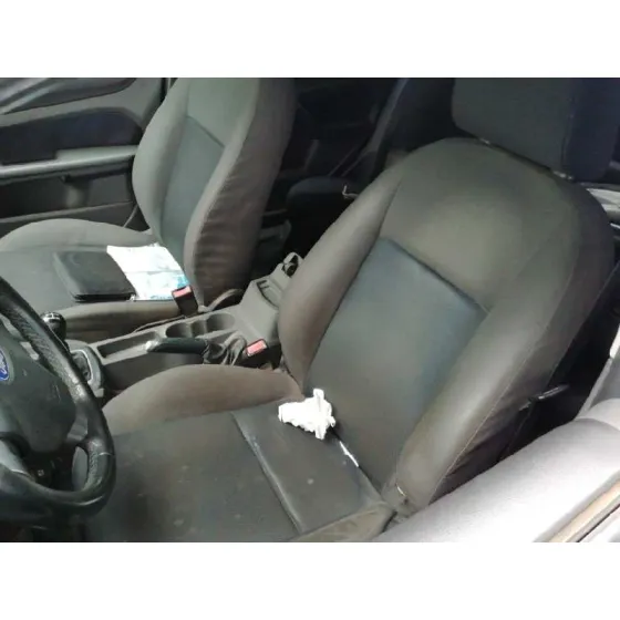 FORD FOCUS BERLINA (CAP) '2005 AMBIENTE (D) NEGRO