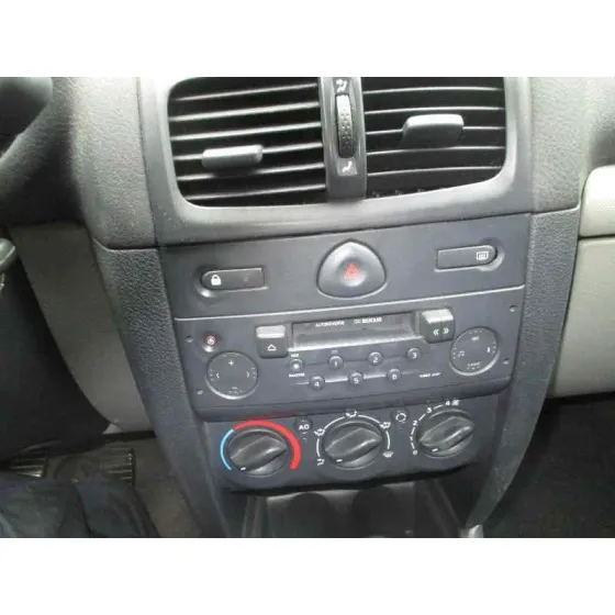 RENAULT CLIO II FASE II (B/CB0) '2001 AUTHENTIQUE PISTACHO
