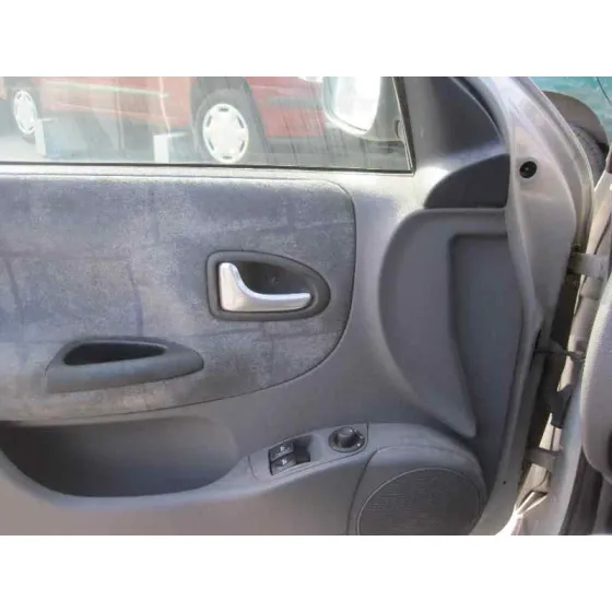 RENAULT MEGANE I FASE 2 BERLINA (BA0) '2001 1.9 DCI AUTHENTIQUE PLATA